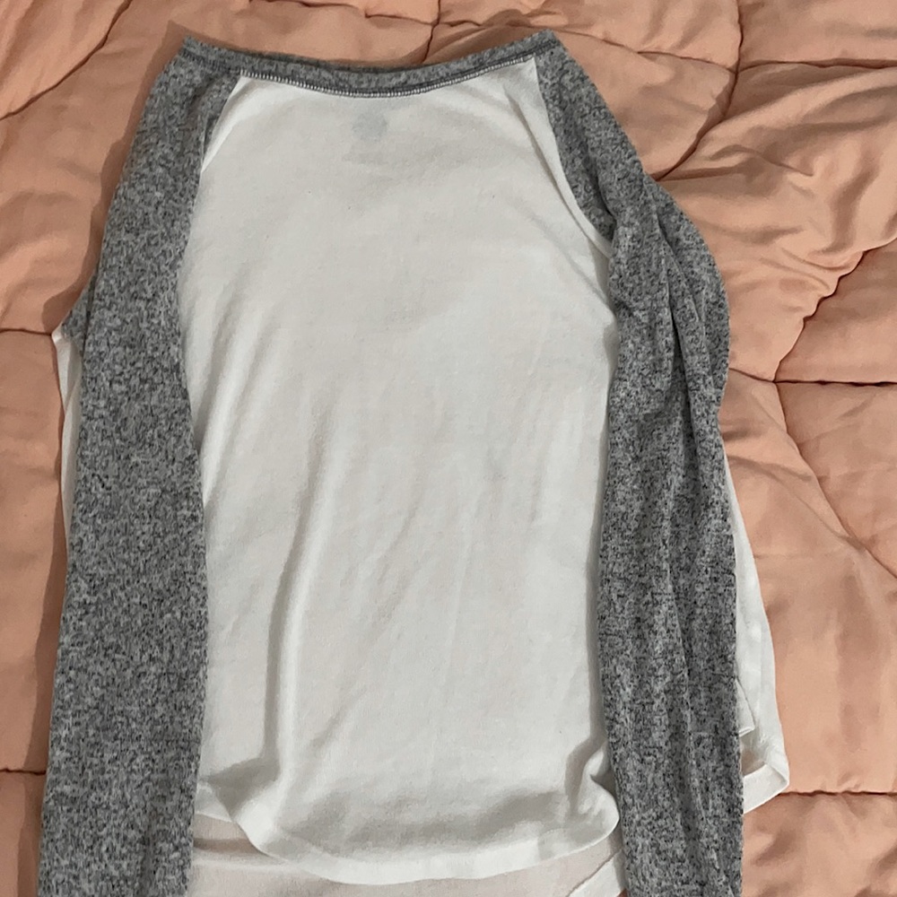 SO xs women’s white and gray long sleeve t-shirt